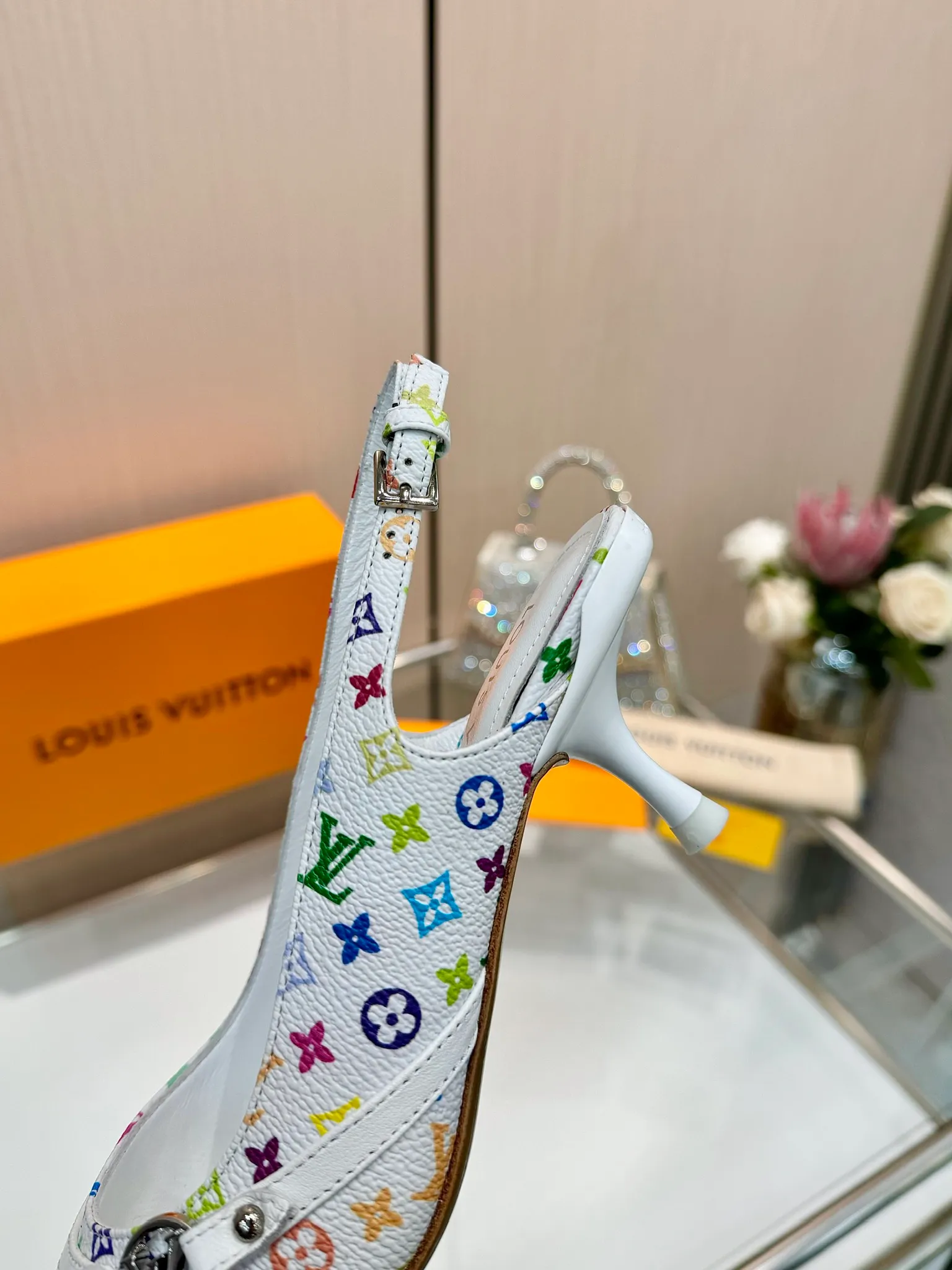 👟👟Ex-factory price 640👟👟Purchase level], Louis Vuitton 2025 official website early spring series! Perfect last shape, new pointed toe🆕, the official website is updated simultaneously. The small pointed toe is matched with a hollow leather strip and a small square buckle to adjust the elasticity. LV hardware "logo" is embellished. It is full of details and a visual feast. 💯It is difficult to conceal the elegant temperament of LV. It is comfortable and easy to wear, and full of femininity. The new original reverse mold last has the ultimate 1:1 shape, exquisite workmanship, and imported high-end fabrics showing exquisite texture! Fabric: Imported lambskin, cow patent leather/Presbyopia/denim. High-quality soft sheepskin lining. Feet: imported goatskin, Italian genuine leather outsole. 5.5 lacquered heels. Number of yards: 34-41 (34.40, 41, customization is non-returnable and non-exchangeable)